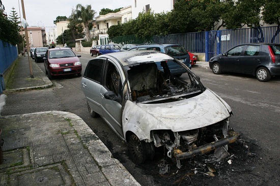 auto incendiata casale
