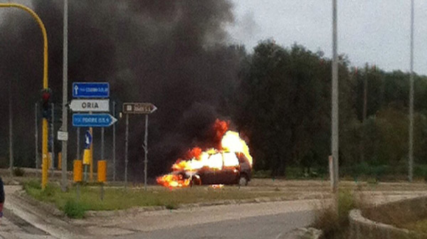 auto in fiamme