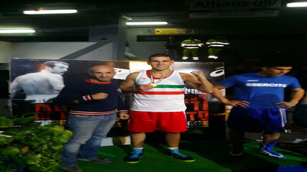 Luca Capuano, con la medaglia d'oro al collo, insieme ad Antonio De Vitis