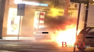 auto in fiamme corso umberto 2