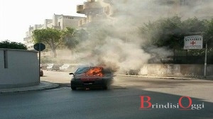 incendio auto bozzano 5