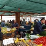 travi tra le bancarelle