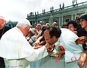 DFF FERRARO - GLI AGENTI SPECIALIZZATI DELLA SQUADRA MOBILE HANNO TRATTO IN ARRESTO CHIRIATTI ANGELO MARIA, CHE SI SPACCIAVA PER SACERDOTE, CON L'ACCUSA DI VIOLENZA SESSUALE SU DIVERSI MINORENNI. NELLA FOTO IL FINTO SACERDOTE CON PAPA GIOVANNI PAOLO II ag. FOTOGRAMMA ph. FASANO DONATO; luogo: BARI; data: X p.s. la foto è utilizzabile nel rispetto del contesto in cui è stata scattata, e senza intento diffamatorio del decoro delle persone rappresentate - Fotografo: FOTOGRAMMA DONATO FASANO