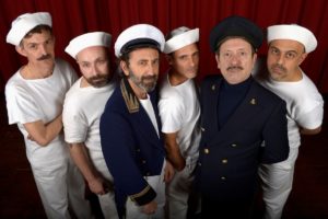 17/01/2016 Roma. Teatro Ambra Jovinelli. Set locandina spettacolo Onda su Onda. Nella foto Rocco Papaleo con Giovanni Esposito ed i musicisti Francesco Accardo chitarra, Jerry Accardo percussioni, Guerino Rondolone contrabbasso, Arturo Valiante pianoforte
