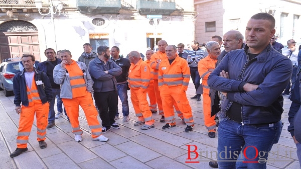 Tagli alla Multiservizi, in piazza i lavoratori - Brindisi Oggi, news Brindisi notizie Brindisi e provincia - BrindisiOggi