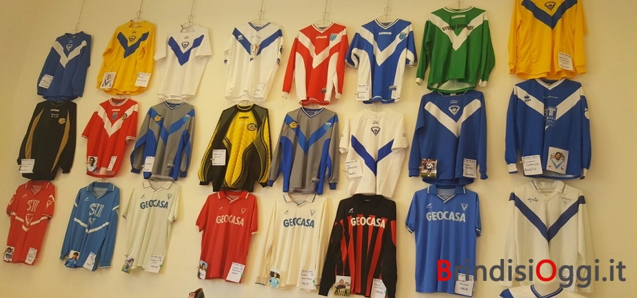 La storia del calcio raccontata con le maglie del Brindisi in mostra a  Nervegna- Foto - Brindisi Oggi, news Brindisi notizie Brindisi e provincia