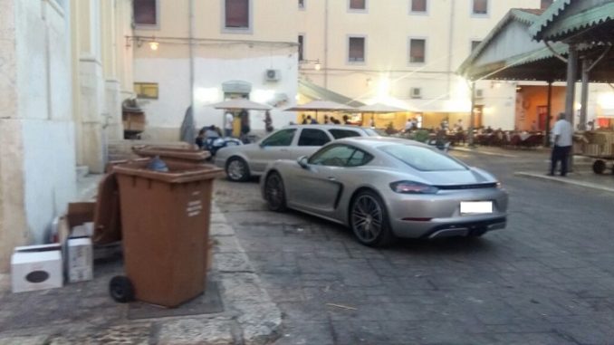 auto piazza mercato