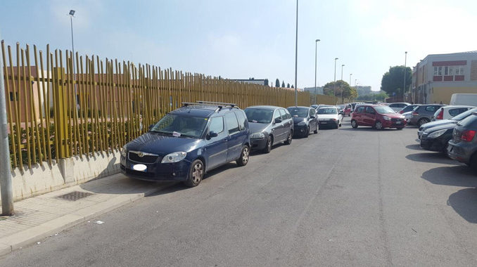 auto sui marciapiedi vicino scuole