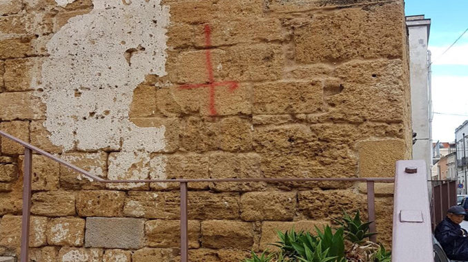 croce capovolta sulla facciata chiesa santa lucia
