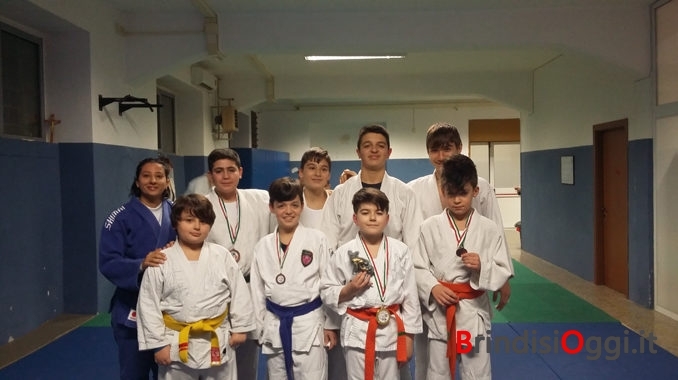 Gli atleti della Kyai Ostuni e la Maestra Mariella Epifani