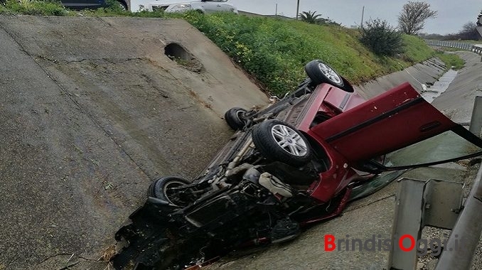 auto nel canale