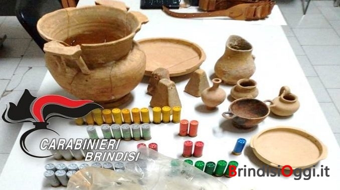 Mesagne. Foto sequestro munizioni, reperti archeologici e stupefacente