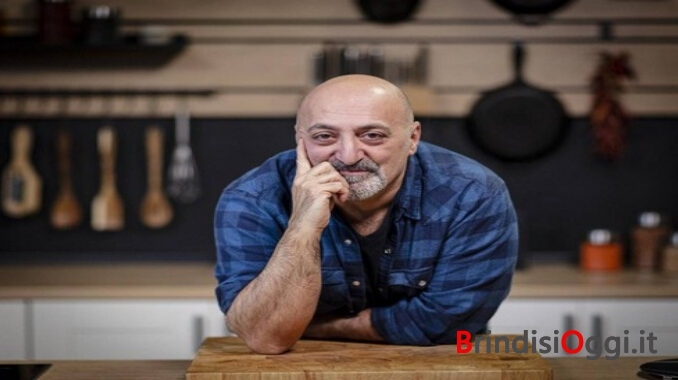 Lo chef Luca Pappagallo prepara il pranzo per gli ospiti della