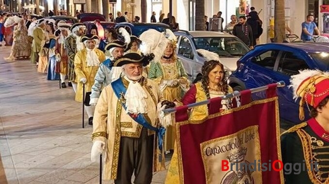 corteo storico tra auto