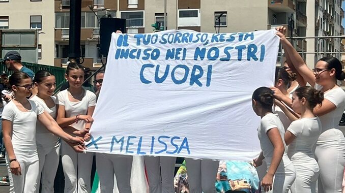 melissa bassi striscione